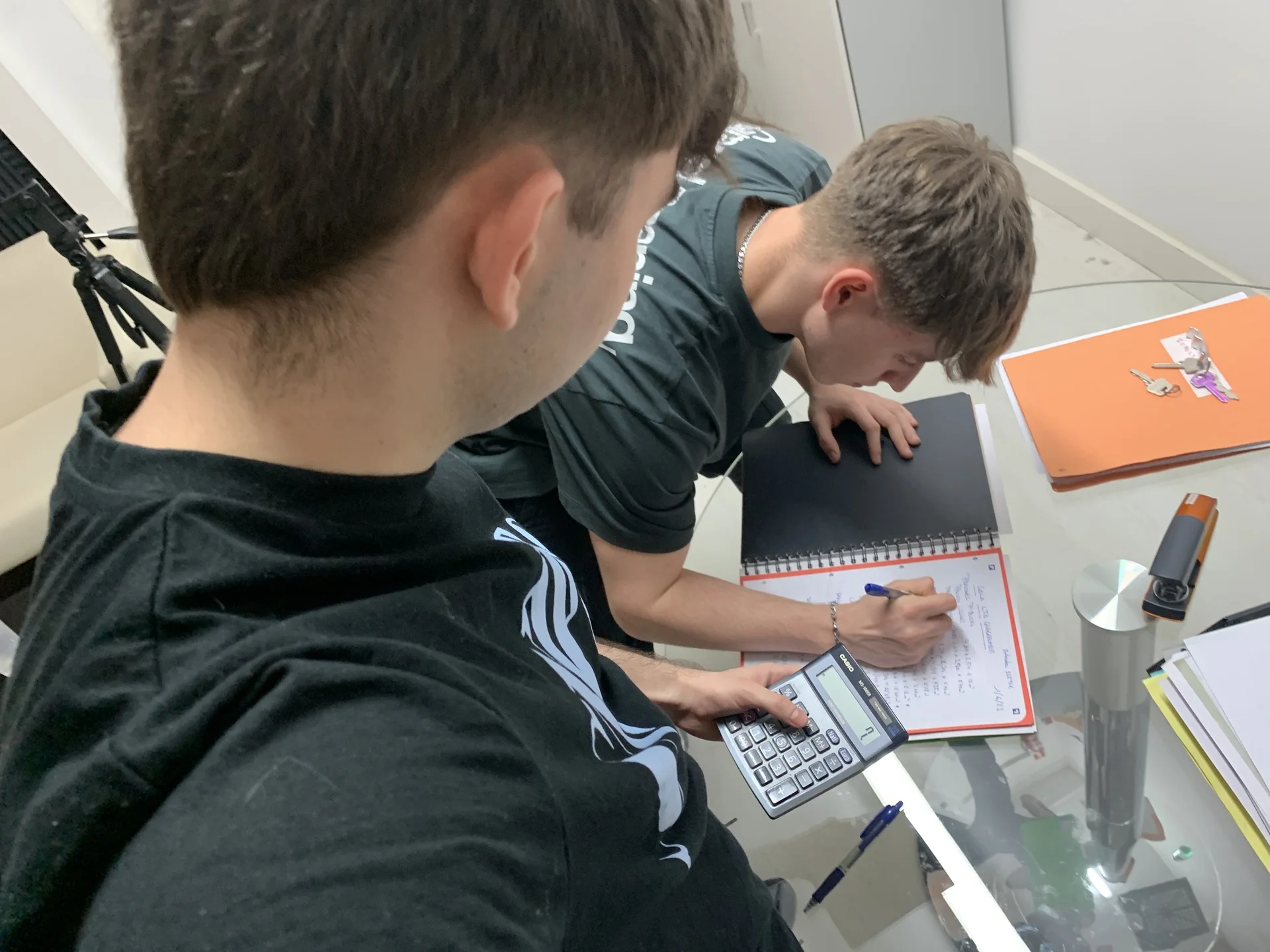 Desarrolladores haciendo pruebas prelanzamiento