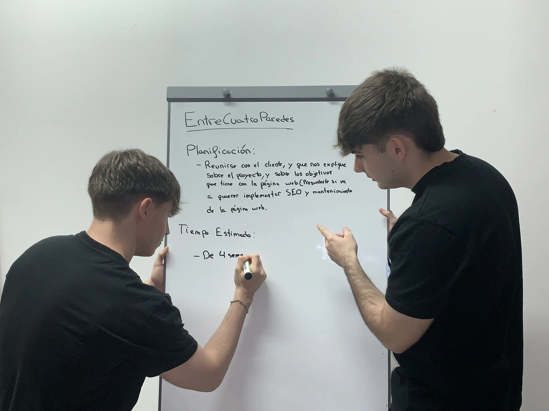 Diseñadores UX y UI explicando la propuesta
